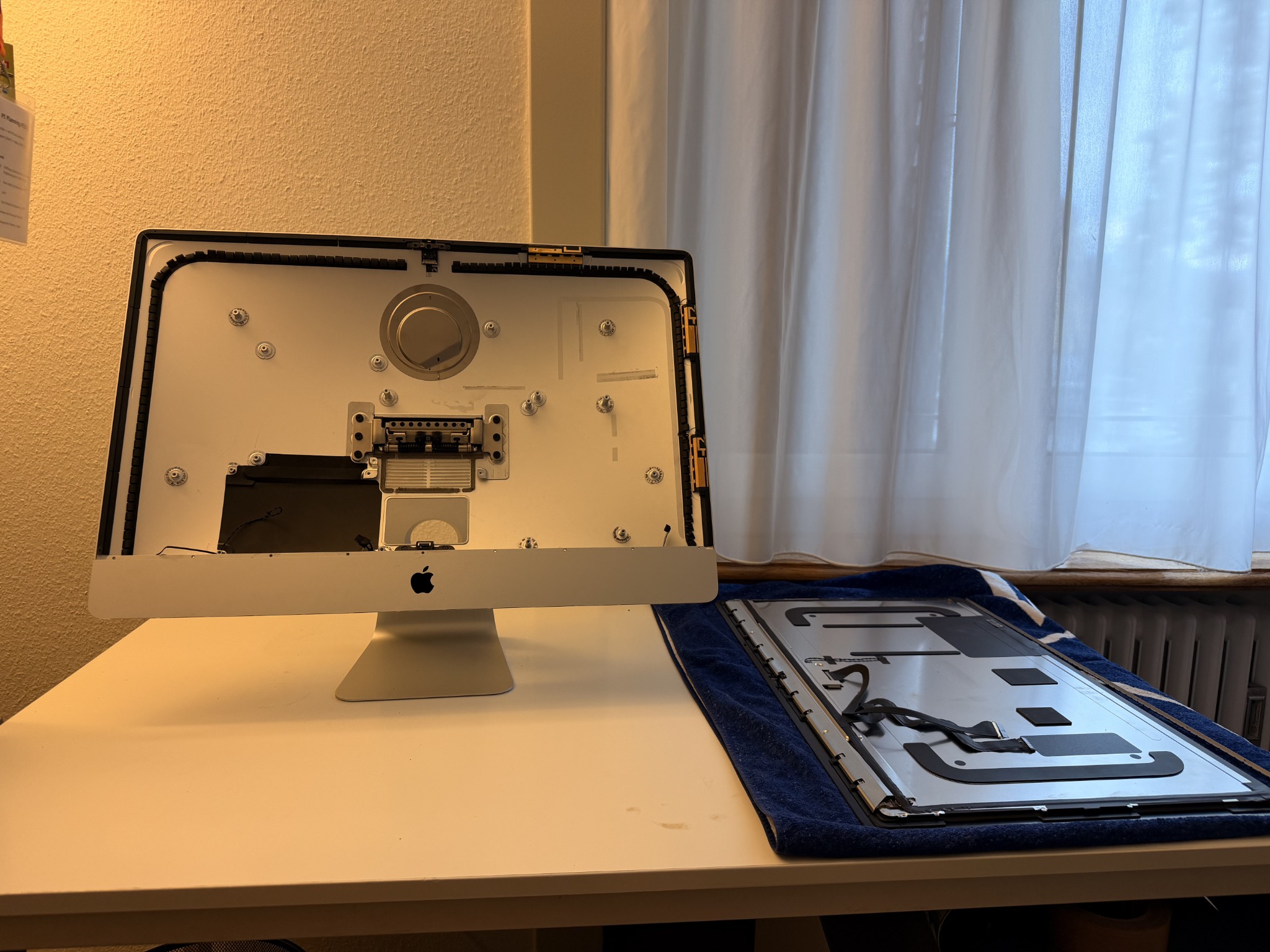 Weitgehend leeres iMac-Gehäuse neben dem abgenommenen Display.
